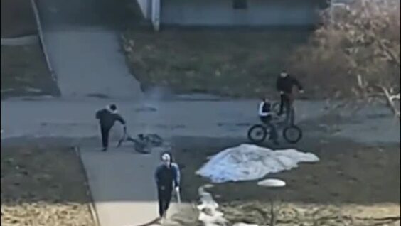 Подростки бросали петарды под ноги инвалиду
Подростки бросали петарды под ноги инвалиду