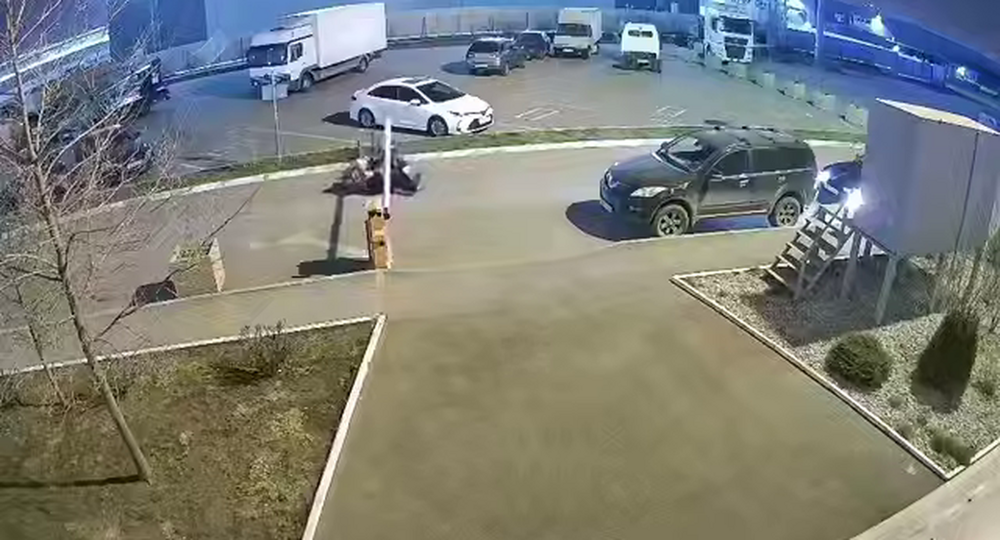 В Краснодаре курьер врезался в шлагбаум
В Краснодаре курьер врезался в шлагбаум