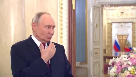 
        Неотредактированное видео поздравления Владимира Путина с&nbsp;8&nbsp;Марта    