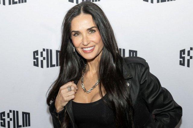 Деми Мур бахнула каре и появилась в новом образе на модном показе