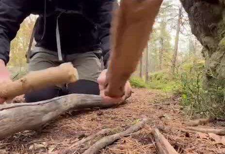 
        Музыкант показал, как&nbsp;звучит техно без&nbsp;оборудования &mdash; только палки и&nbsp;ритм    