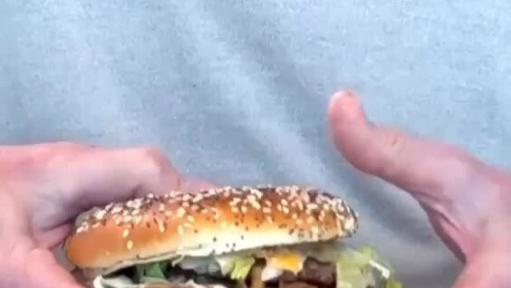 Глава McDonald's попытался съесть собственный бургер на камеру
Глава McDonald's попытался съесть собственный бургер на камеру