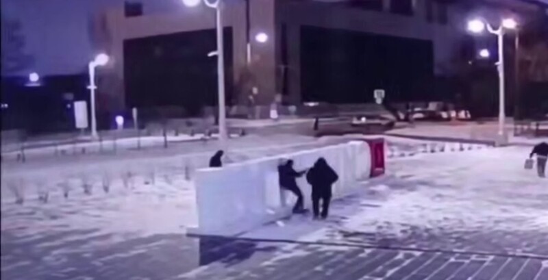 
        Вандалы повредили инсталляцию в&nbsp;Москве    