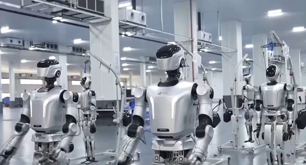 В Китае поставили на поток производство человекоподобных роботов
В Китае поставили на поток производство человекоподобных роботов