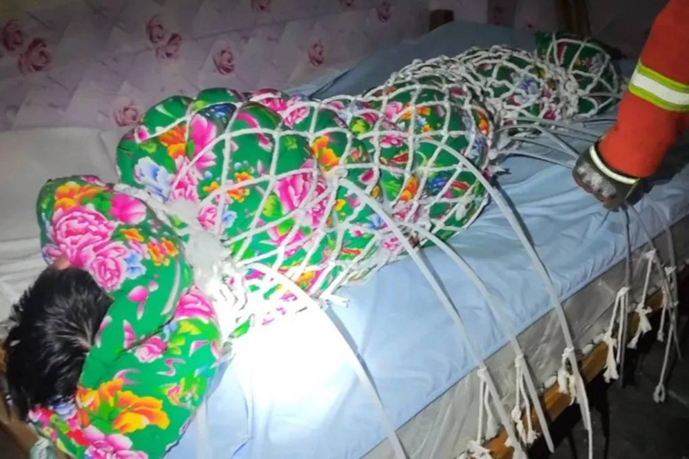 
        Китаец едва не&nbsp;задушил себя, повторяя опасный интернет-тренд    