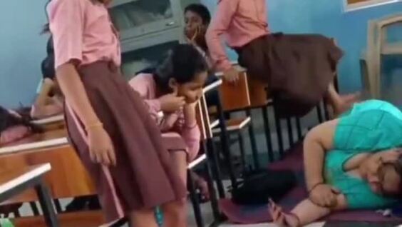 Учительница требовала от детей, чтобы они делали ей массаж
Учительница требовала от детей, чтобы они делали ей массаж