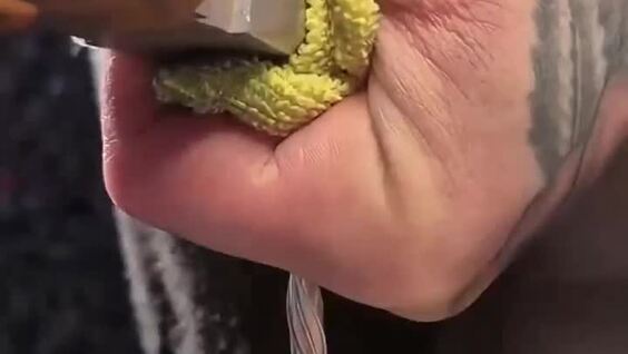 
        Мужчина показал, как&nbsp;превратить обычную вилку в&nbsp;браслет    