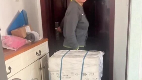 
        Родители отправили дочери необычную посылку    