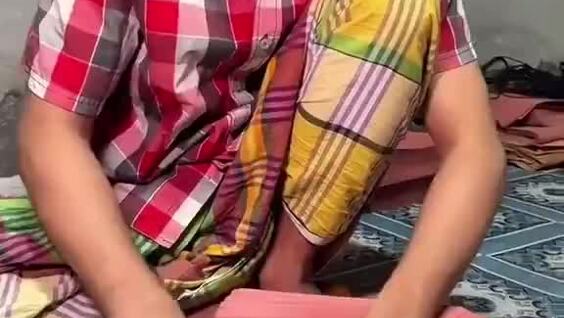 
        Быстрые руки: мужчина собрал сотню бумажных пакетов за&nbsp;считанные минуты    