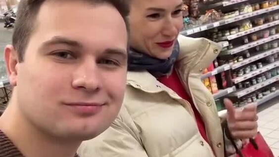 Милый розыгрыш в магазине: наблюдение за реакцией людей
Милый розыгрыш в магазине: наблюдение за реакцией людей