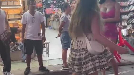 
        Ледибои избили провоцировавшую их&nbsp;туристку    