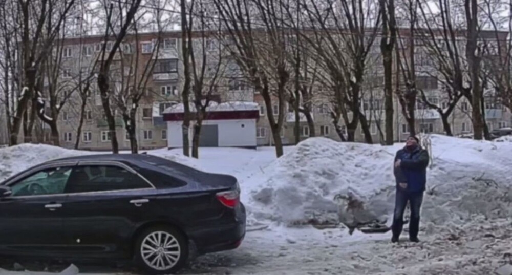 В Подмосковье на мужчину упала глыба льда
В Подмосковье на мужчину упала глыба льда