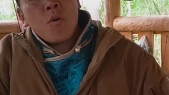 
        Мужчина показал 5&nbsp;стилей тувинского горлового пения    