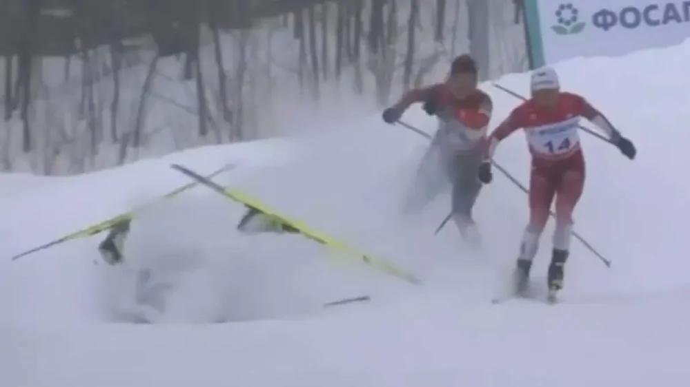 
        Собака сбила с&nbsp;ног&nbsp;двух лыжниц во&nbsp;время гонки на&nbsp;чемпионате России    