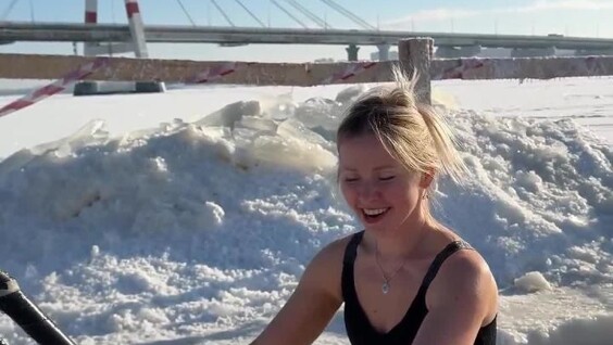 
        Девушка окунулась в&nbsp;прорубь при&nbsp;&minus;20&deg;C     