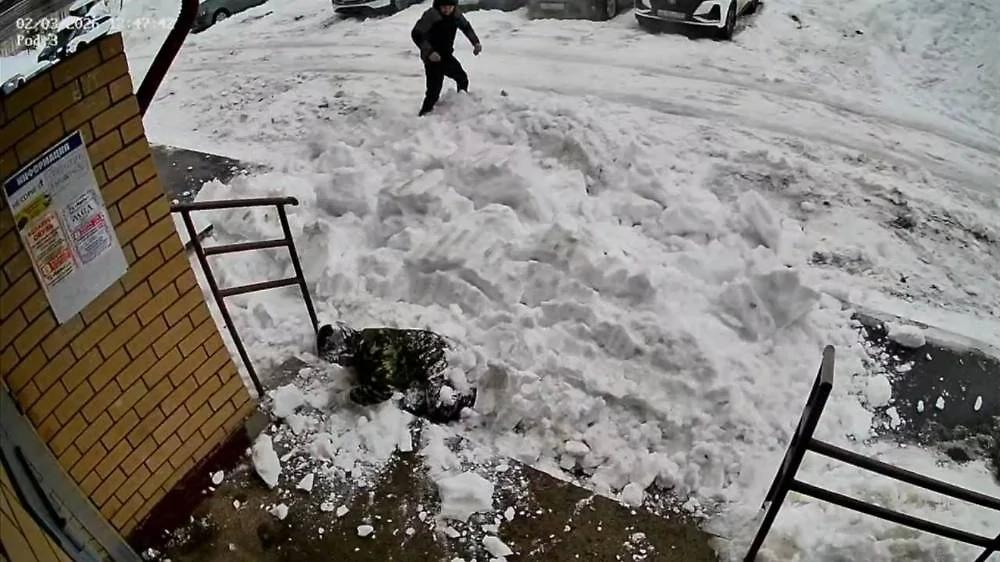 
        Жительница Чувашии рассмеялась после того, как&nbsp;на&nbsp;неё&nbsp;упал снег с&nbsp;крыши    