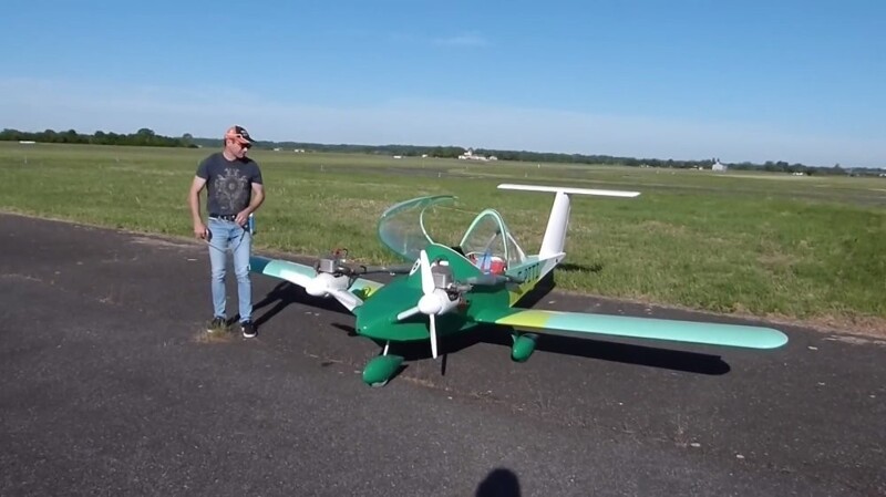 
        Самый маленький двухмоторный самолёт    