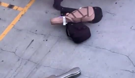 
        В&nbsp;аэропорту рабочий швырял дорогие гитары при&nbsp;разгрузке багажа    