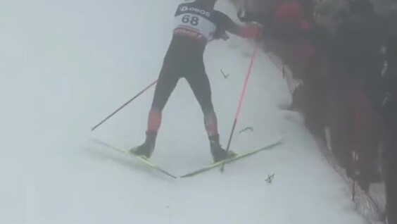 
        Лыжник напился прямо во&nbsp;время марафона    