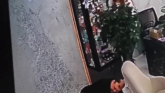 
        Болезненное падение мужчины с&nbsp;лестницы    