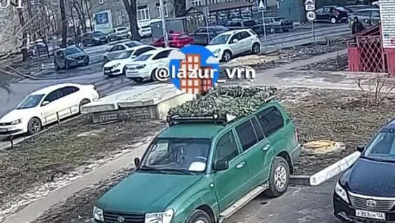 Извращенец показал школьнице свой половой орган
Извращенец показал школьнице свой половой орган