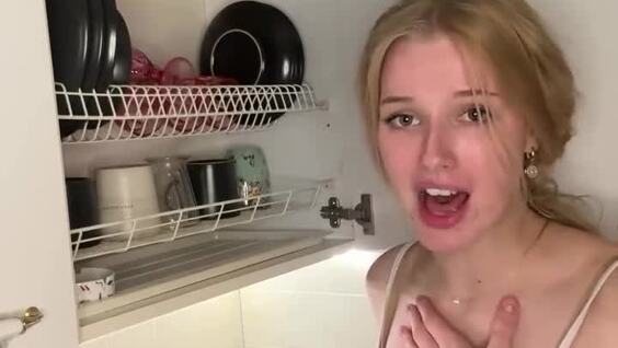 Девушка поёт песню из «Красавицы и Чудовища», пока моет посуду
Девушка поёт песню из «Красавицы и Чудовища», пока моет посуду