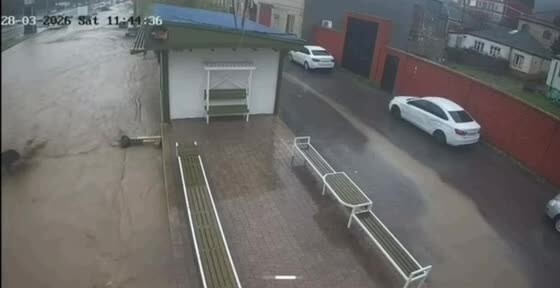 
        В&nbsp;Махачкале прохожий спас ребёнка, которого унесло течением    