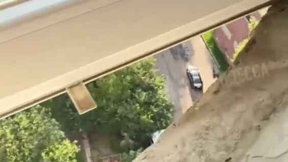 Мастер пришёл проверить окно и обнаружил серьёзную проблему с подоконником
Мастер пришёл проверить окно и обнаружил серьёзную проблему с подоконником