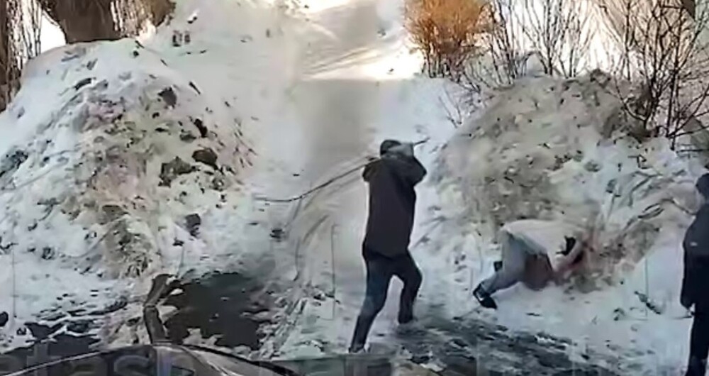 
        Мужчина избил наглеца, пристававшего к&nbsp;школьнице    