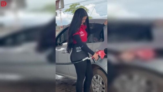 На заправке: эффектная сотрудница привлекает внимание клиентов
На заправке: эффектная сотрудница привлекает внимание клиентов