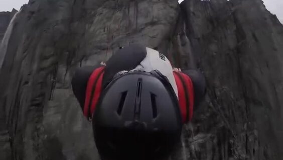 Мужчина совершил прыжок с катапульты над норвежскими фьордами
Мужчина совершил прыжок с катапульты над норвежскими фьордами