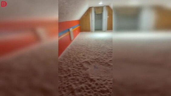 Новый владелец дома обнаружил комнату, полностью засыпанную песком
Новый владелец дома обнаружил комнату, полностью засыпанную песком