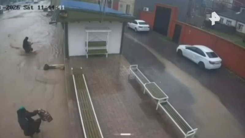 
        В&nbsp;Махачкале прохожий спас ребёнка, которого унесло течением    