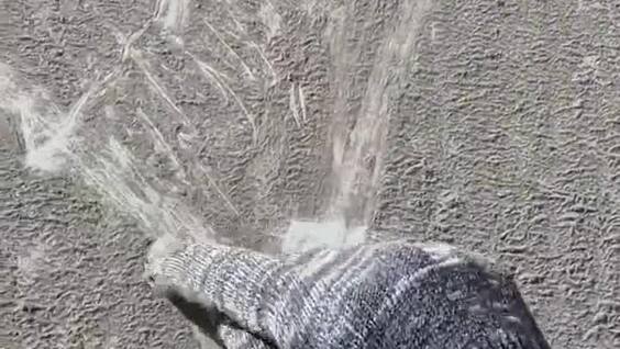 Мужчина нарисовал «Чужого» на грязной машине
Мужчина нарисовал «Чужого» на грязной машине