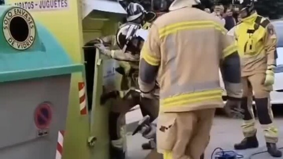 
        Воришка застрял в&nbsp;контейнере для&nbsp;пожертвований в&nbsp;Испании    