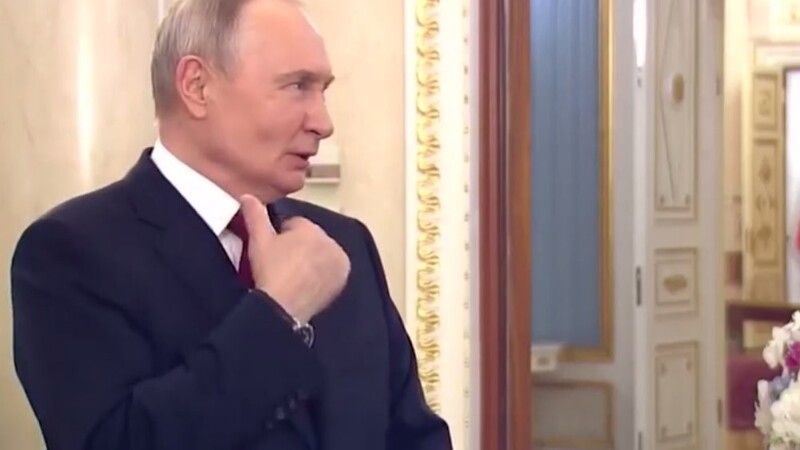 
        Неотредактированное видео поздравления Владимира Путина с&nbsp;8&nbsp;Марта    