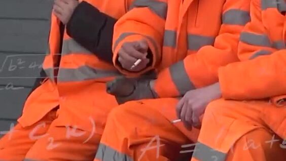 
        Молодой человек удивил дворников трюком с&nbsp;банкой    