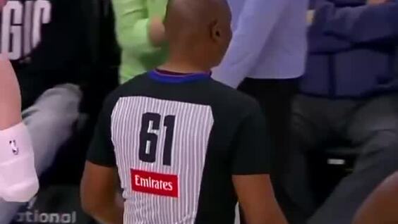 
        Баскетболист пытался заблокировать бросок кроссовкой    