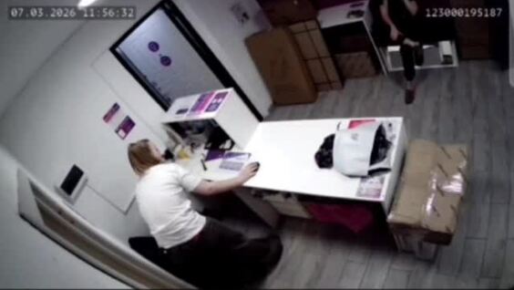 
        Весеннее обострение: клиентка устроила скандал в&nbsp;пункте выдачи заказов    