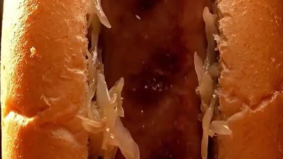 
        Необычная реклама хот-догов    