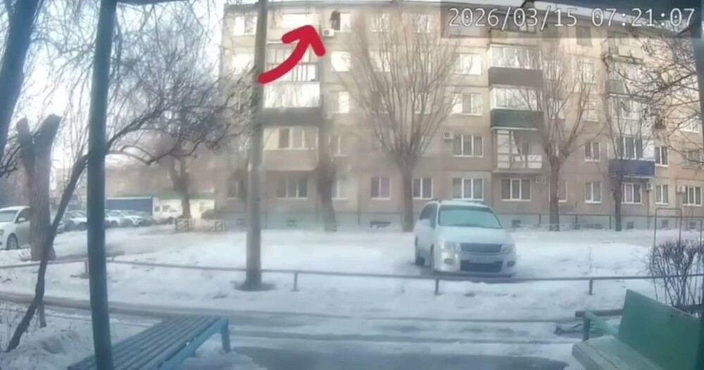 Женщина выпала из окна пятого этажа и сама вернулась домой
Женщина выпала из окна пятого этажа и сама вернулась домой