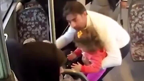 
        Мужчина спас девочку с&nbsp;помощью приёма Геймлиха    