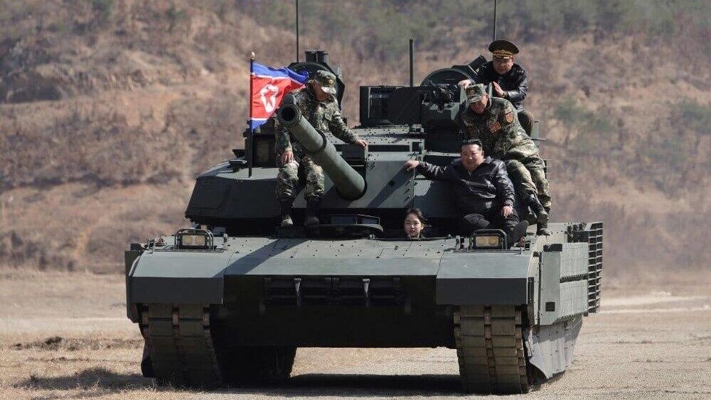 Ким Чен Ын покатался на танке вместе с 13-летней дочерью
Ким Чен Ын покатался на танке вместе с 13-летней дочерью