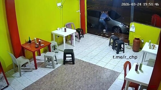 
        Владелец кафе дал&nbsp;отпор вооруженному грабителю    