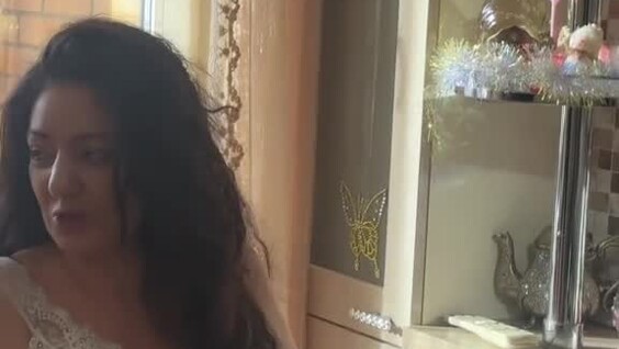 
        Женщина рассуждает о&nbsp;браке и&nbsp;независимости современного поколения    