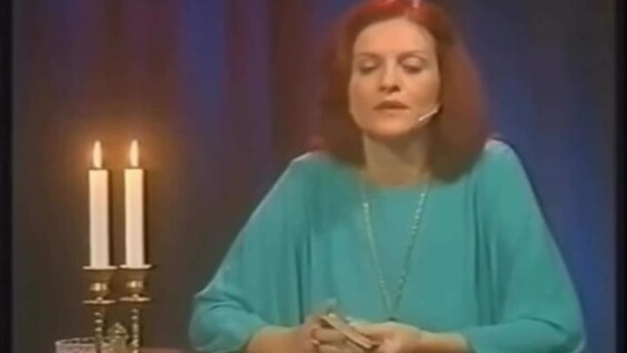 
        Не&nbsp;только таролог, но&nbsp;и&nbsp;ясновидящая    