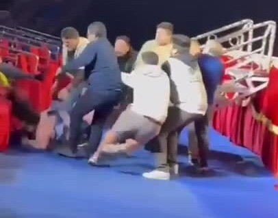 Неудачный трюк в цирке: мужчинам не удалось поймать артистку
Неудачный трюк в цирке: мужчинам не удалось поймать артистку