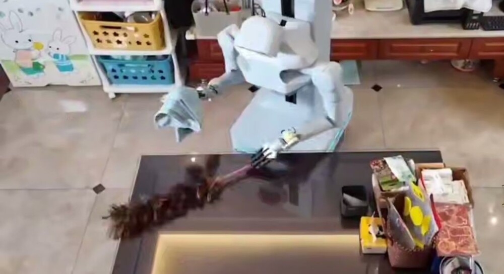 Китайцы выпустили робота-домохозяйку
Китайцы выпустили робота-домохозяйку