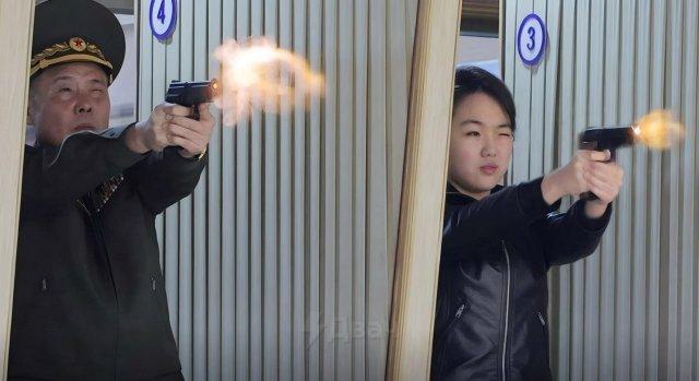 Пока весь мир трещит по швам, Ким Чен Ын отлично проводит время с дочкой Ким Чжу Э