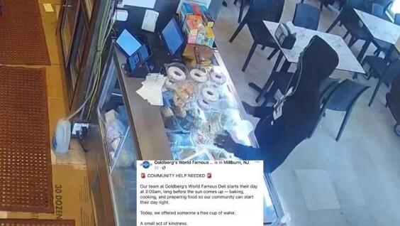 Парень обворовывал кафе, прося воды и забирая чаевые
Парень обворовывал кафе, прося воды и забирая чаевые